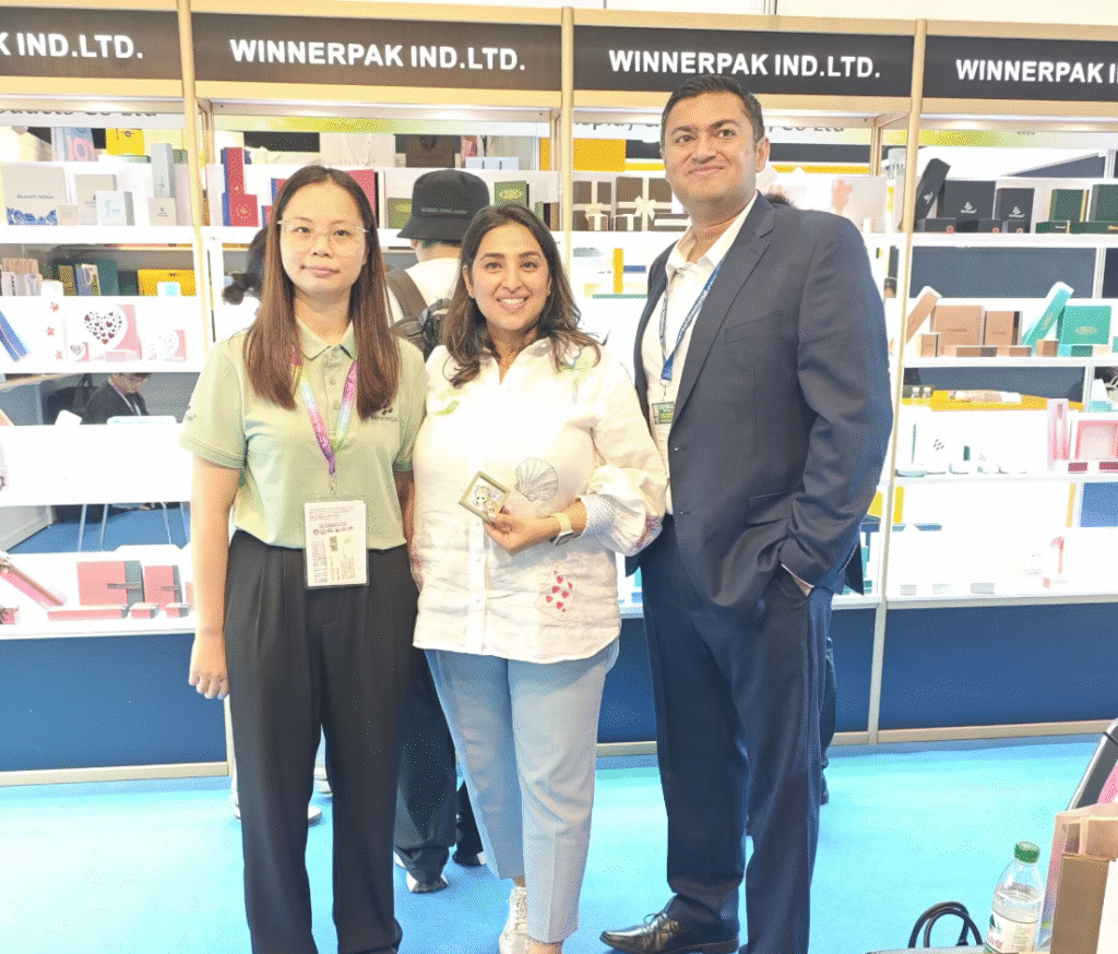 Winnerpak teammates with customers in the HK Jewelry fair